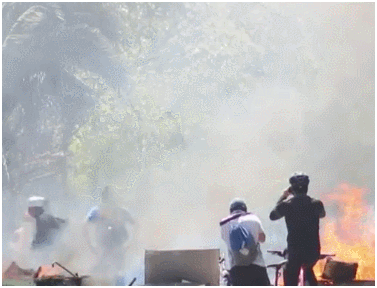 (示威者纵火烧毁公共设施。图源：BBC)