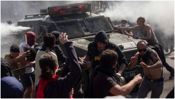 (圣地亚哥示威者与防暴警察发生冲突。图源：法新社)
