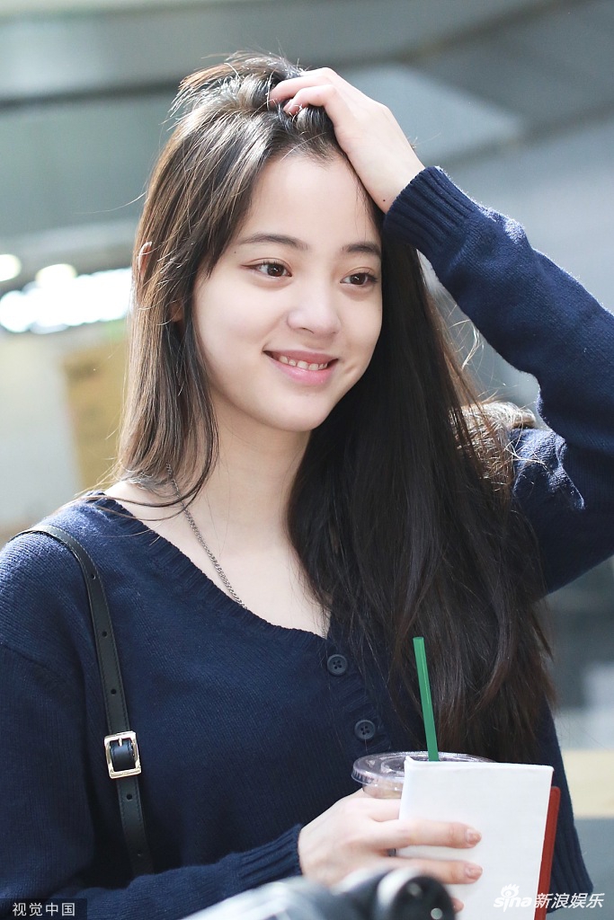 欧阳娜娜手拿饮料露小蛮腰 元气少女满脸胶原蛋白撩发迷人