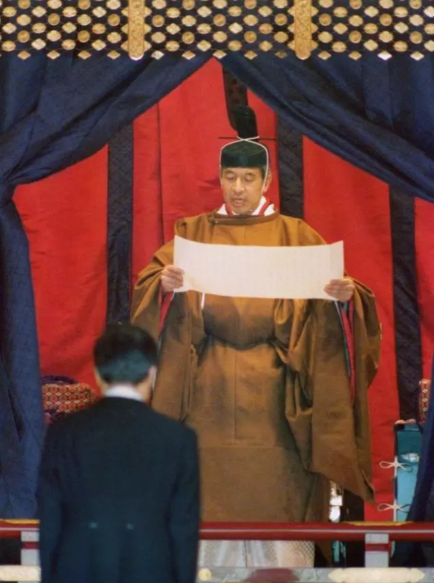 1990年11月，明仁天皇在即位正殿之仪上致辞。