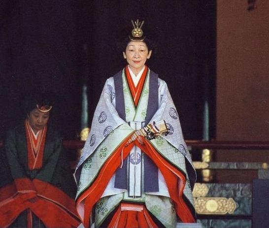 1990年明仁天皇即位正殿之仪时身穿十二单的美智子皇后