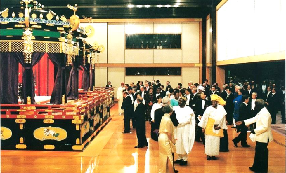 1990年11月明仁天皇举行即位正殿之仪时，来宾参观天皇和皇后的宝座：高御座和御帐台