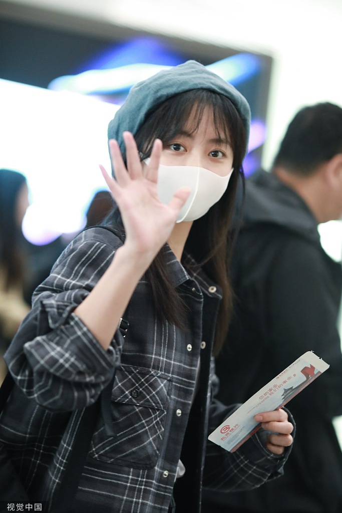 谭松韵穿衬衫配短裤大秀美腿刘海口罩遮面上演歪头杀