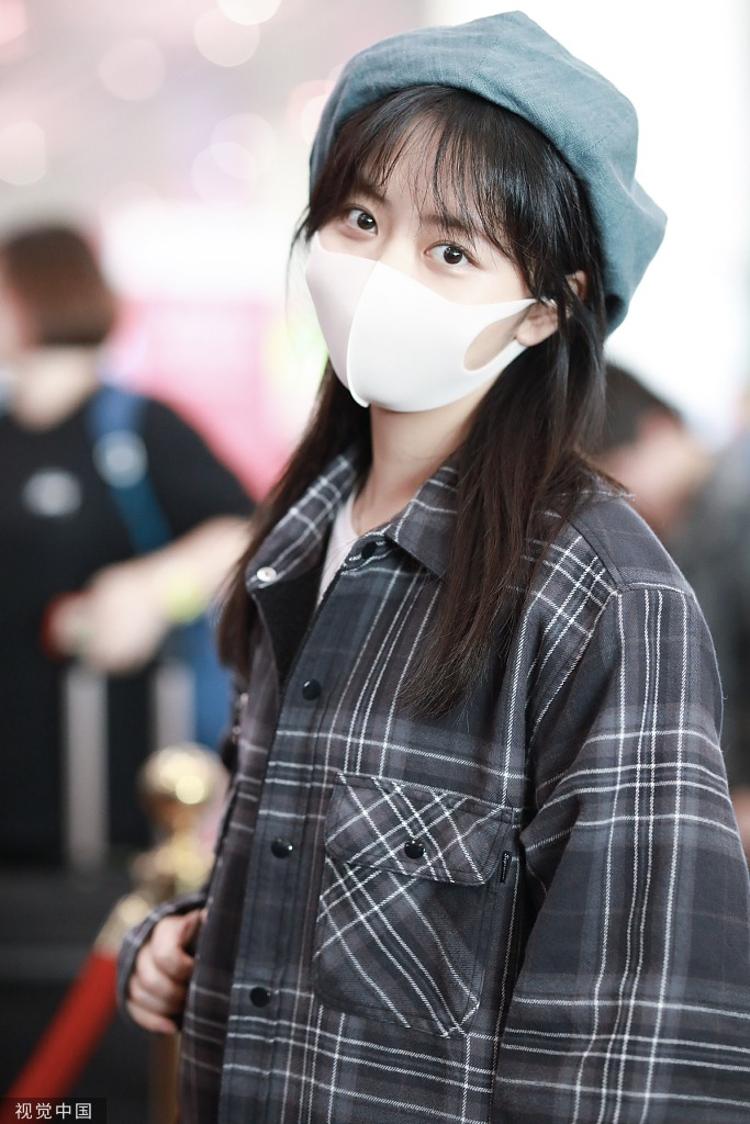 谭松韵穿衬衫配短裤大秀美腿刘海口罩遮面上演歪头杀