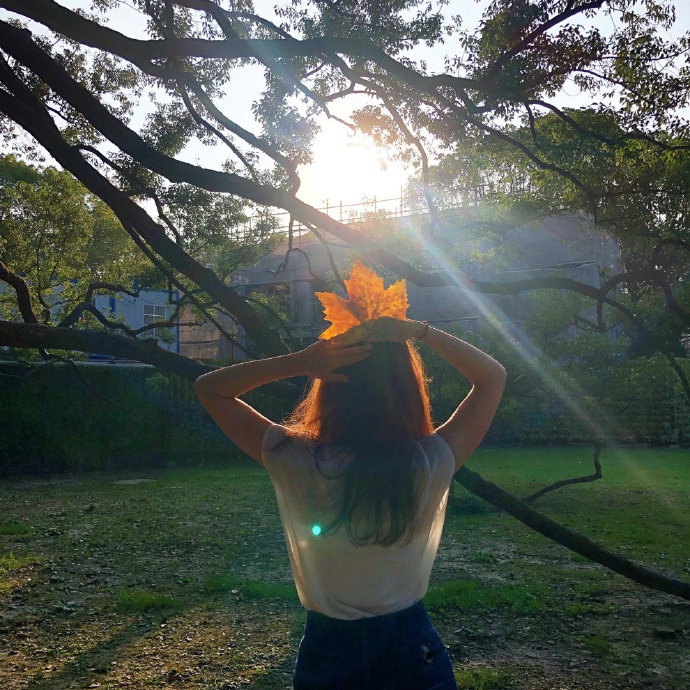 卢靖姗晒美照大秀s型身材白t牛仔裤尽情享受深秋时光