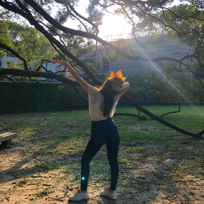 卢靖姗晒美照大秀s型身材白t牛仔裤尽情享受深秋时光