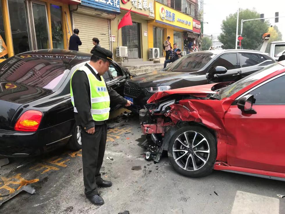 郑州街头宾利撞向路边车情况严重交警事故系驾驶员疲劳驾驶所致