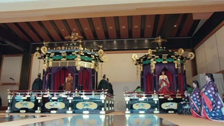 日本德仁天皇夫妇分列皇宫正殿的“高御座”与“御帐台”(图片：日本TBS电视台)