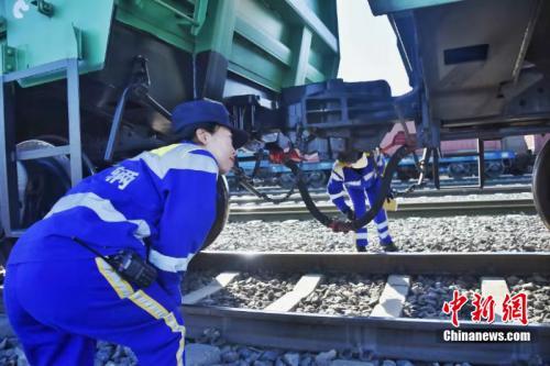 检车员正在检查俄方入境列车 哈尔滨铁路局供图