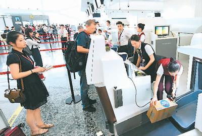 9月25日，工作人员在北京大兴国际机场为乘客办理行李托运。新华社记者 张晨霖摄