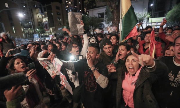 (21日玻利维亚拉巴斯市因选举结果爆发抗议活动。图源：《卫报》)
