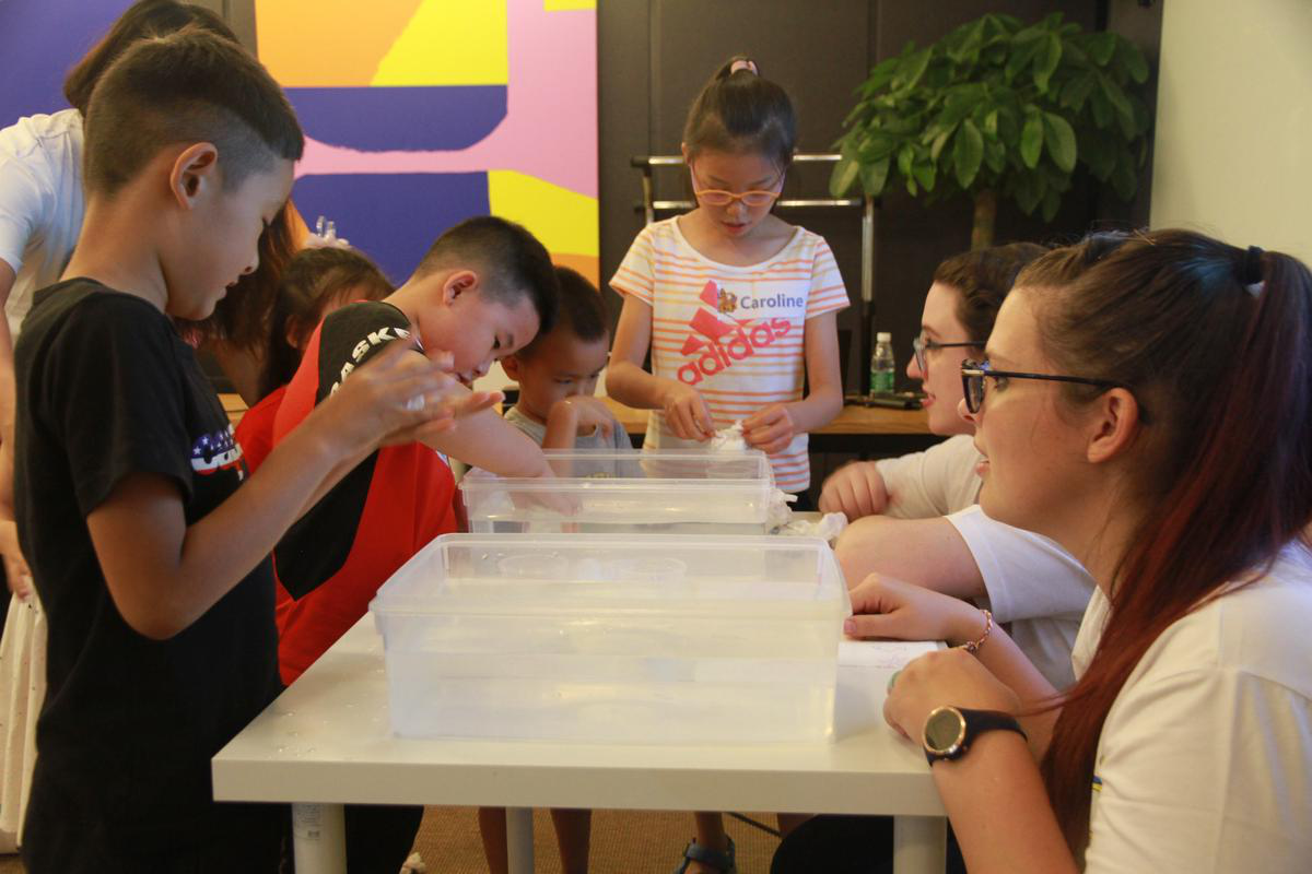 GoGoKid小学员在外教老师的指导下完成“不湿的纸巾”小实验
