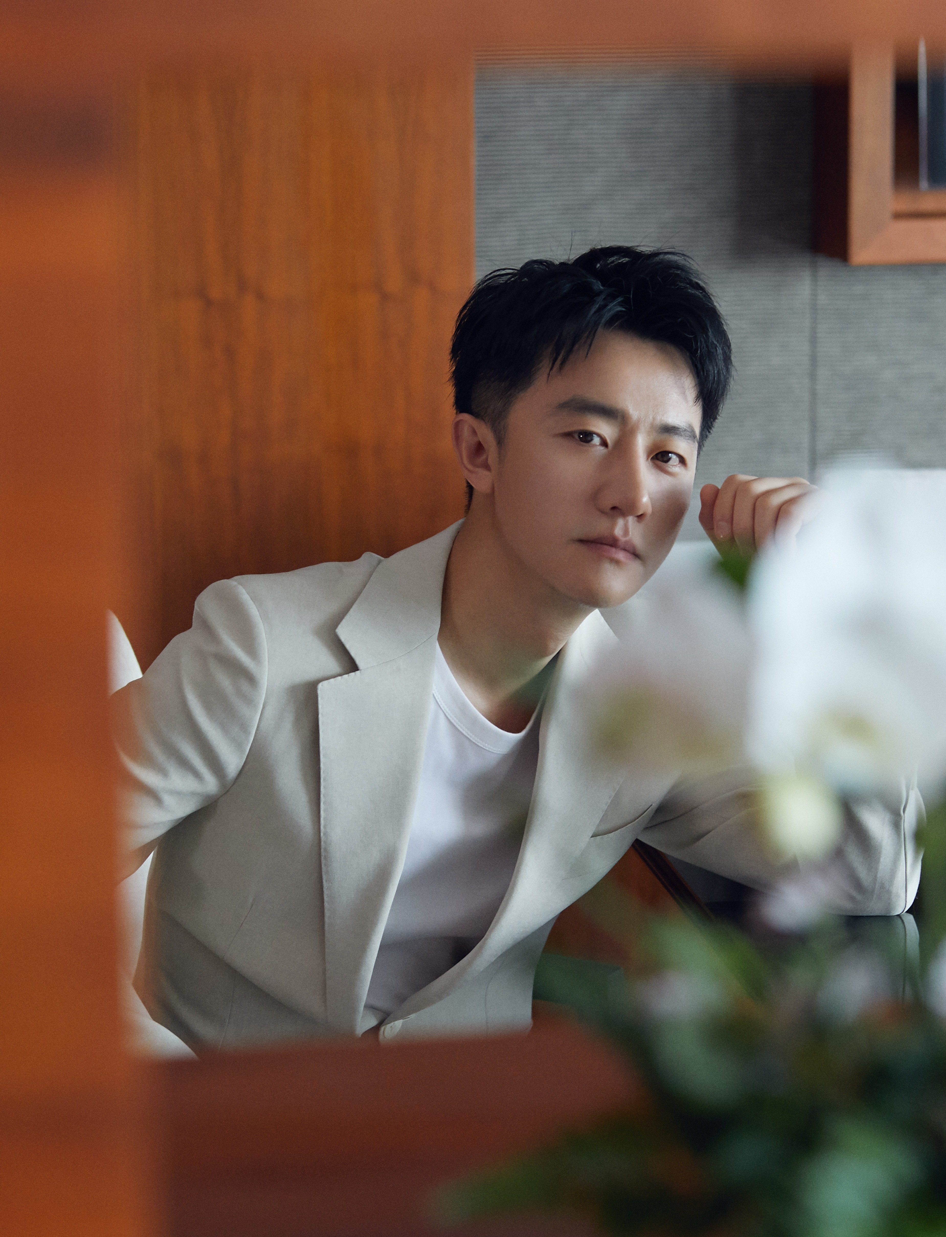 黄轩白色西装,优雅演绎秋日绅士风