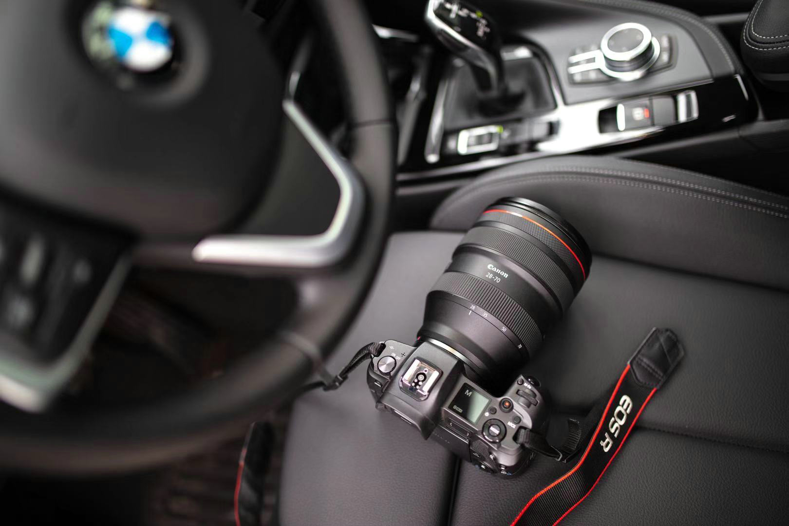 一辆动感十足的车是必要的，用佳能相机搭配记录你的美好瞬间！