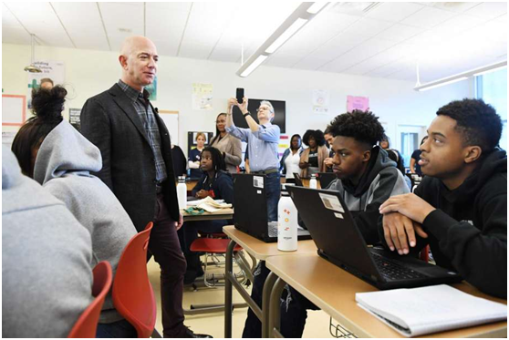 贝佐斯突访高中计算机课堂，在场同学的反应却十分冷漠 图源：《华盛顿邮报》