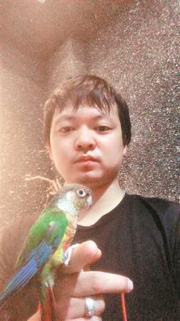 刘先生和他养的鹦鹉