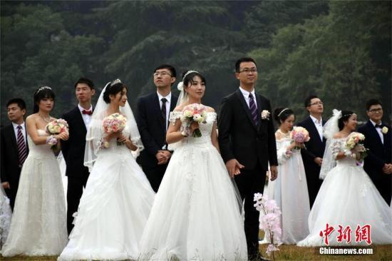 资料图：武汉大学首届校友集体婚礼。马芙蓉 摄 (图文无关)
