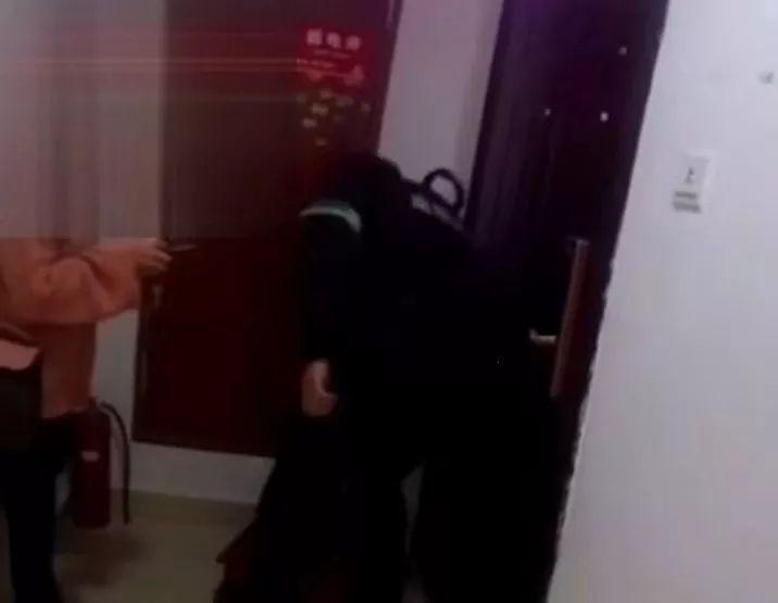 9栋or10栋?半夜男女砸别人家门 还与民警灵魂辩论