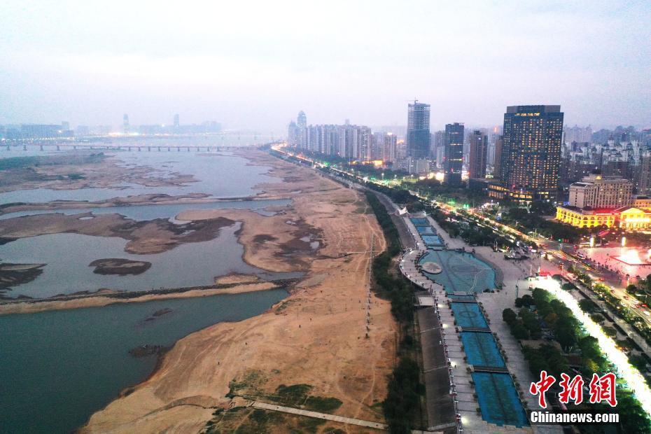 江西旱情持续赣江南昌段大片河床裸露