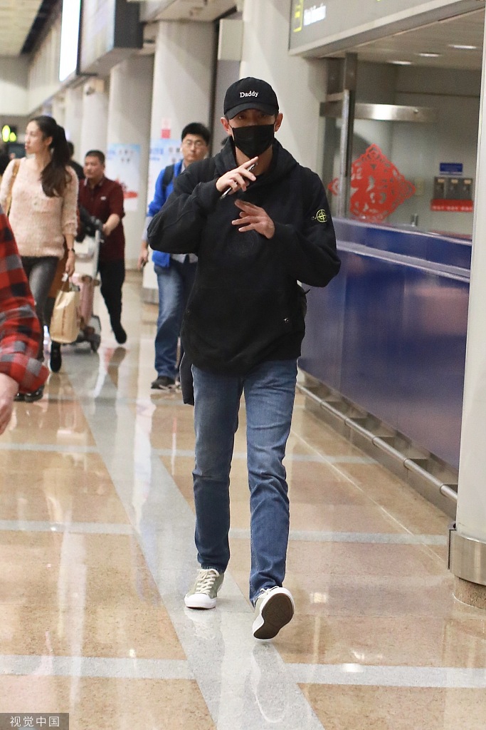 林更新素颜低调现身机场 与粉丝挥手告别