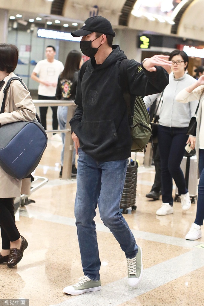 林更新素颜低调现身机场 与粉丝挥手告别