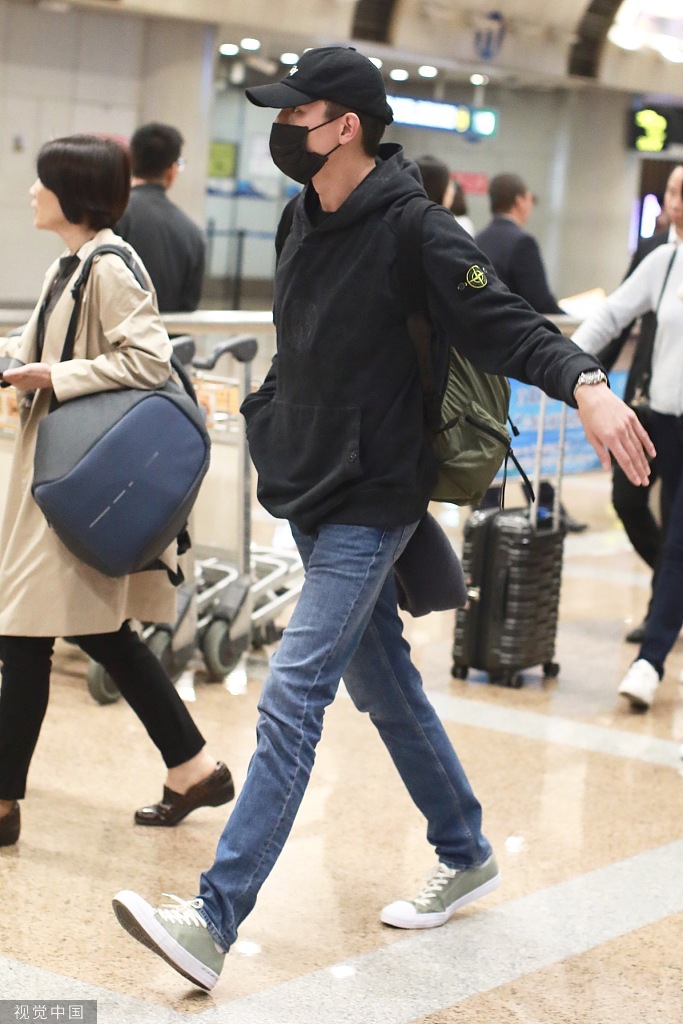 林更新素颜低调现身机场 与粉丝挥手告别