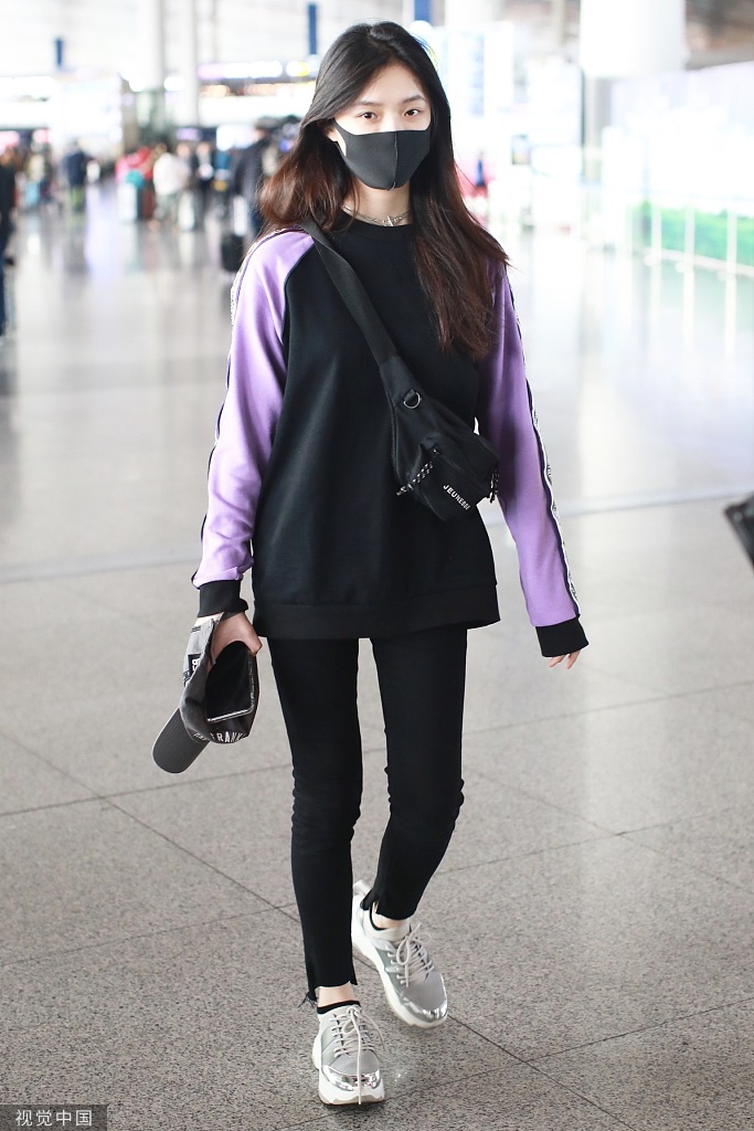林允长发披肩自带青春感 机场走运动style美腿纤细抢镜