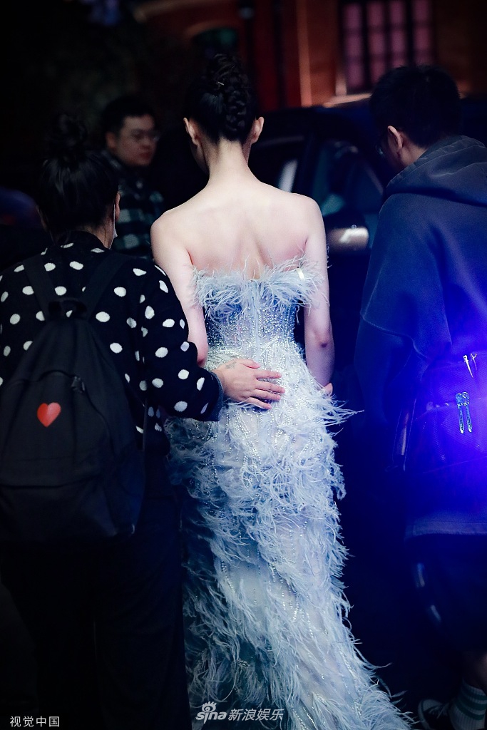 绝美背影杀宋轶一袭蓝色羽毛礼服秀天鹅背