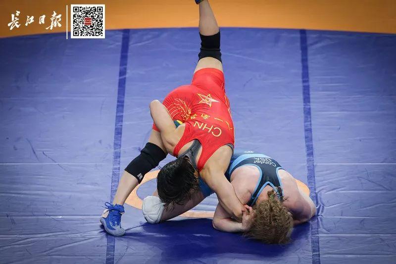 再来看看妹妹李玉燕的表现年过30岁的她出任八一摔跤队教练,当获悉本