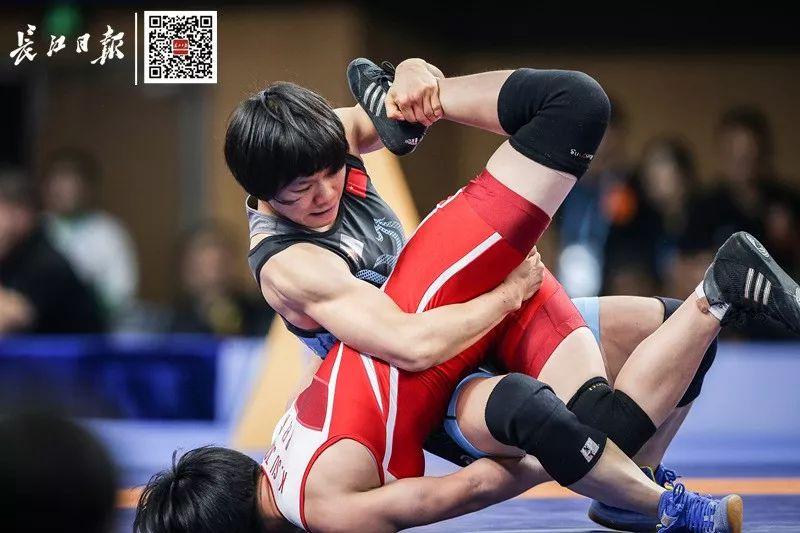 再来看看妹妹李玉燕的表现年过30岁的她出任八一摔跤队教练,当获悉本