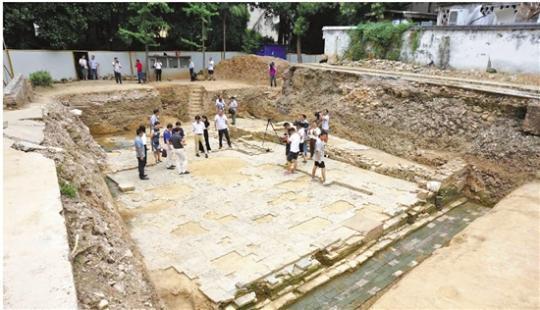 右图：2017年临安区政府大院内挖出一处吴越国大型建筑基址遗存。