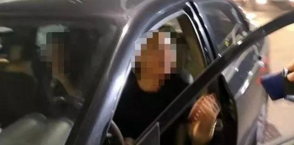 两朋友相约同时回家  一人路上被抓,另一人潇洒飘过