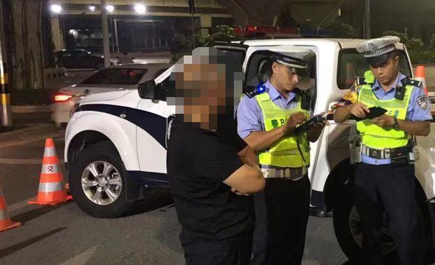 两朋友相约同时回家  一人路上被抓,另一人潇洒飘过