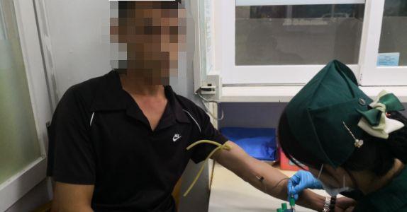 两朋友相约同时回家  一人路上被抓,另一人潇洒飘过