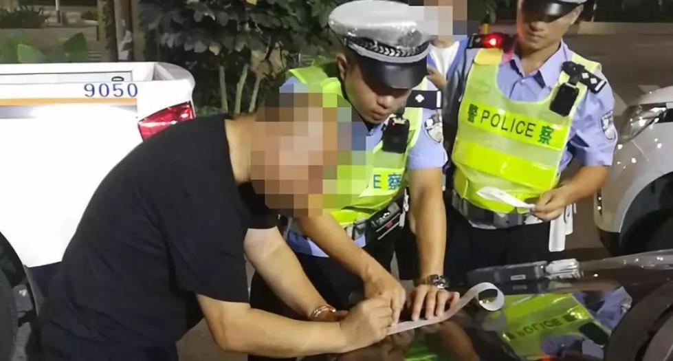 两朋友相约同时回家  一人路上被抓,另一人潇洒飘过