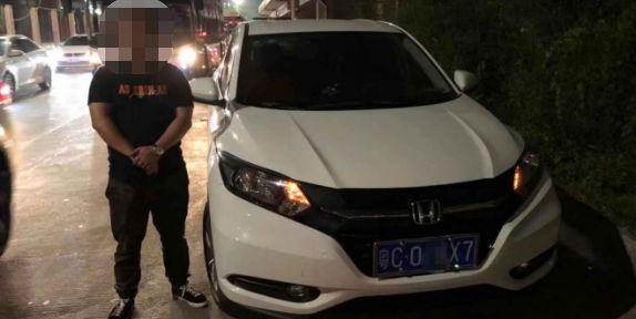 两朋友相约同时回家  一人路上被抓,另一人潇洒飘过