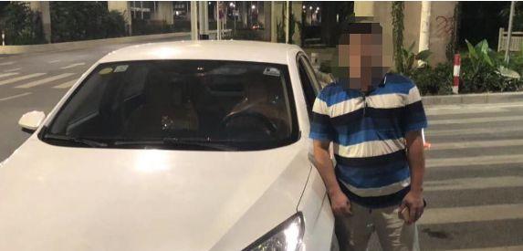 两朋友相约同时回家  一人路上被抓,另一人潇洒飘过