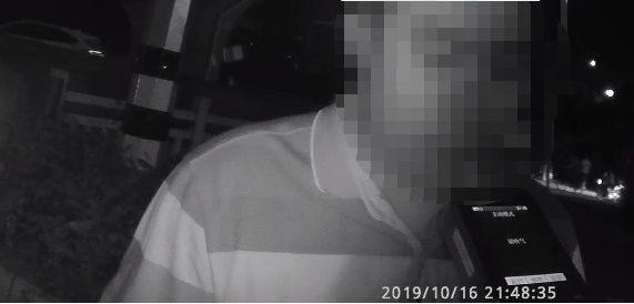 两朋友相约同时回家  一人路上被抓,另一人潇洒飘过