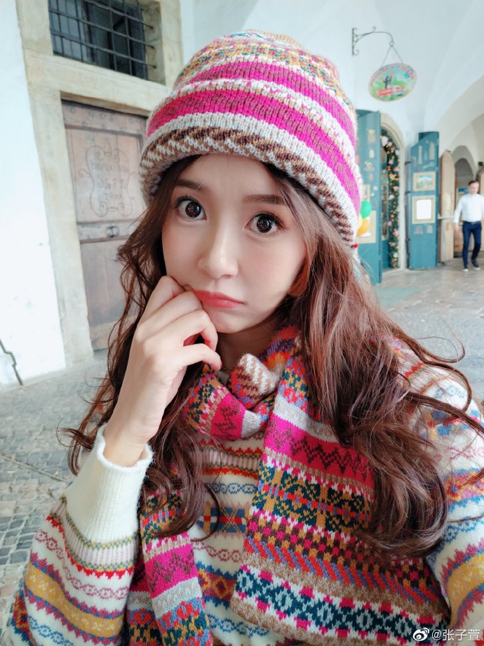 张子萱娇俏灵动玩转北欧风费尔岛提花毛衣显满分少女感