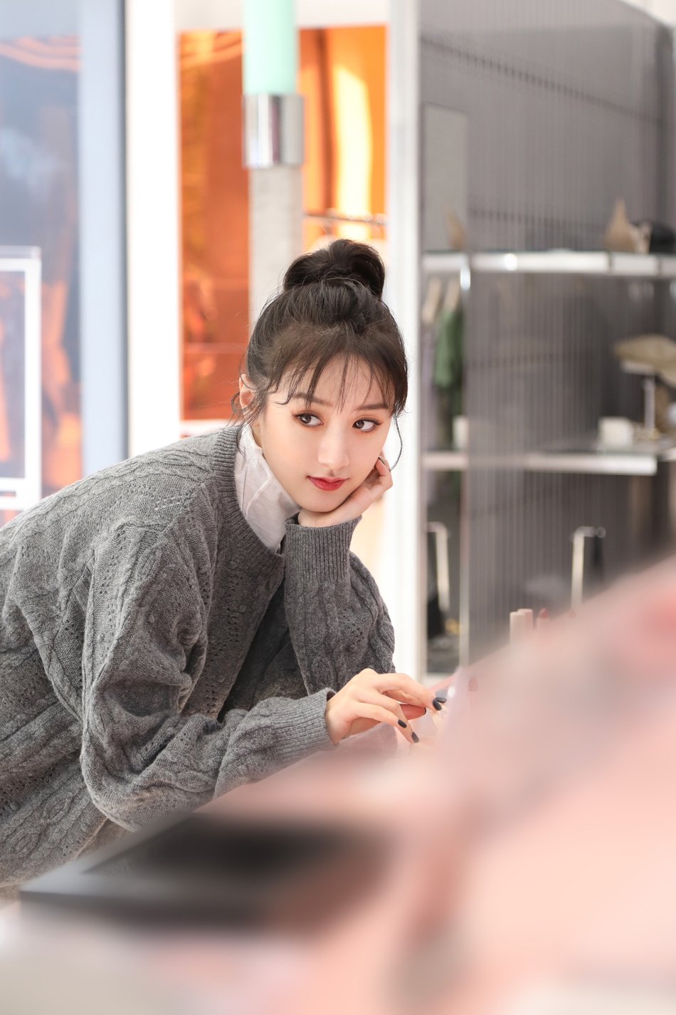 袁冰妍保暖毛衣搭配超短裙上演季节差漫画腿强势吸睛