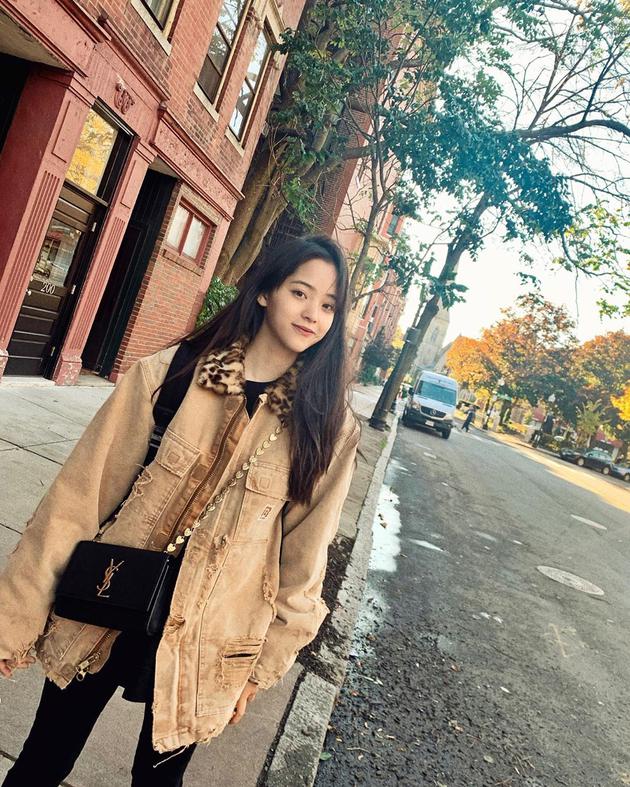 欧阳娜娜上学路上请妈妈帮忙拍照对镜头甜笑可人