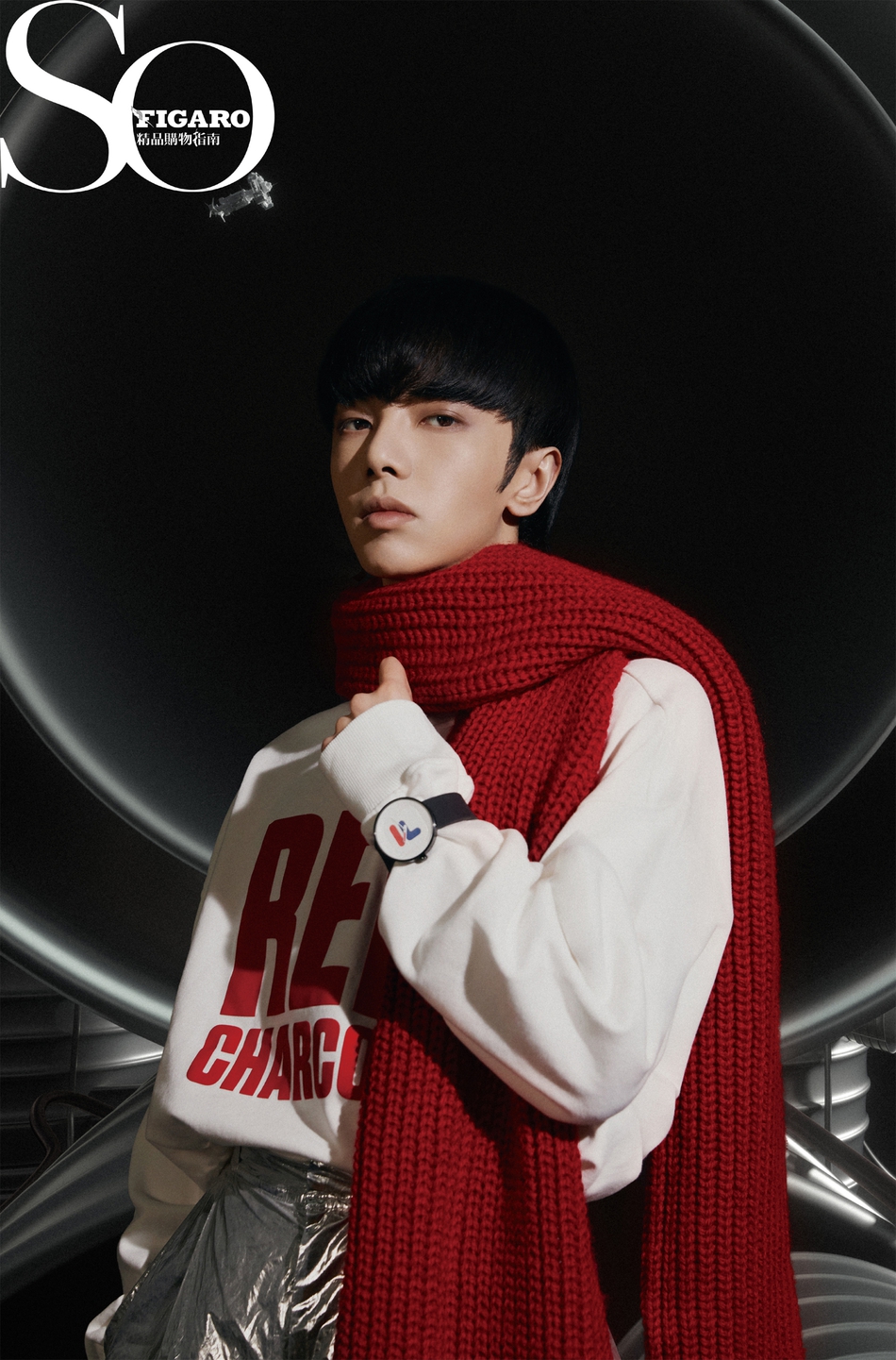 火星少年华晨宇最新大片穿红色漆皮风衣挑战蘑菇头