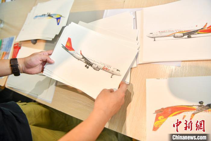"80后"民航职工三个月画70幅客机彩铅画