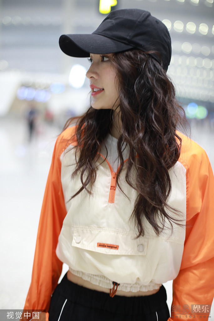 李沁戴鸭舌帽少女感十足穿橙色运动衣秀腰