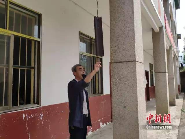文端云敲上课铃.王昊昊 摄