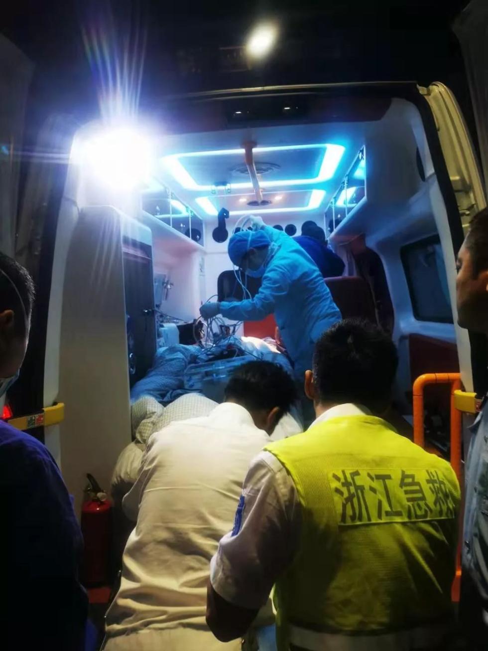 泪目,中弹牺牲14天后,他的儿子出生了