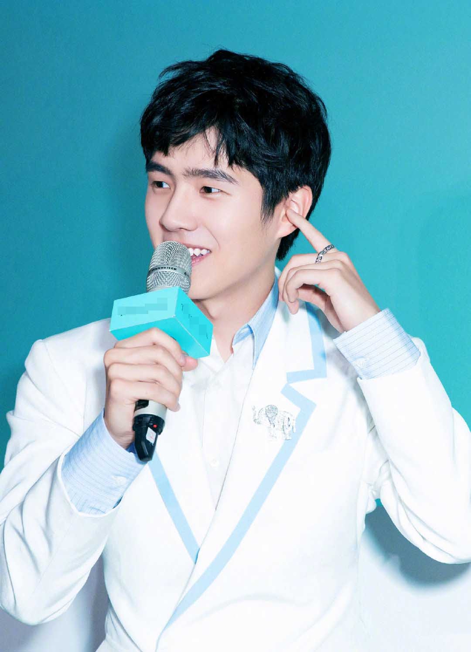 白马王子!刘昊然一身白出席活动 歪头浅笑露虎牙