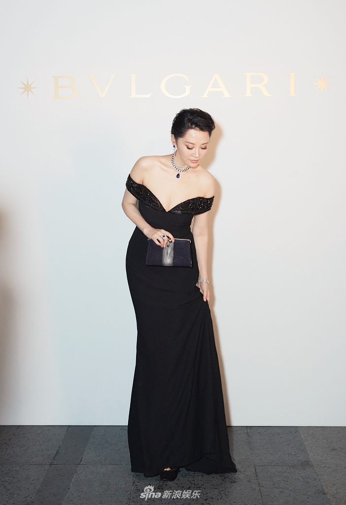 女神许晴穿晚礼服身姿婀娜低头整理裙摆高贵迷人