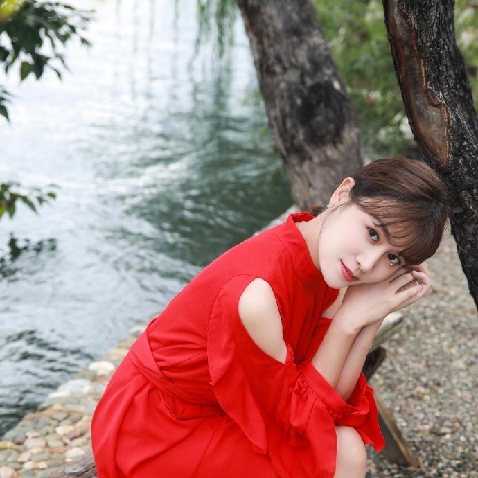 叶一茜露肩红色短裙韵味十足 秋日休闲出游心情超好