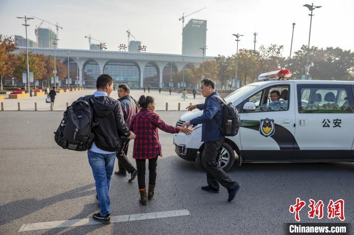 长兴民警陪同刘云焕等人踏上回家路 高成军 摄